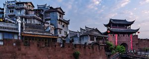 🌄 ​​川と山と吊脚楼！中国・鳳凰古城が教えてくれる「絶景の作り方」🏘️🎆